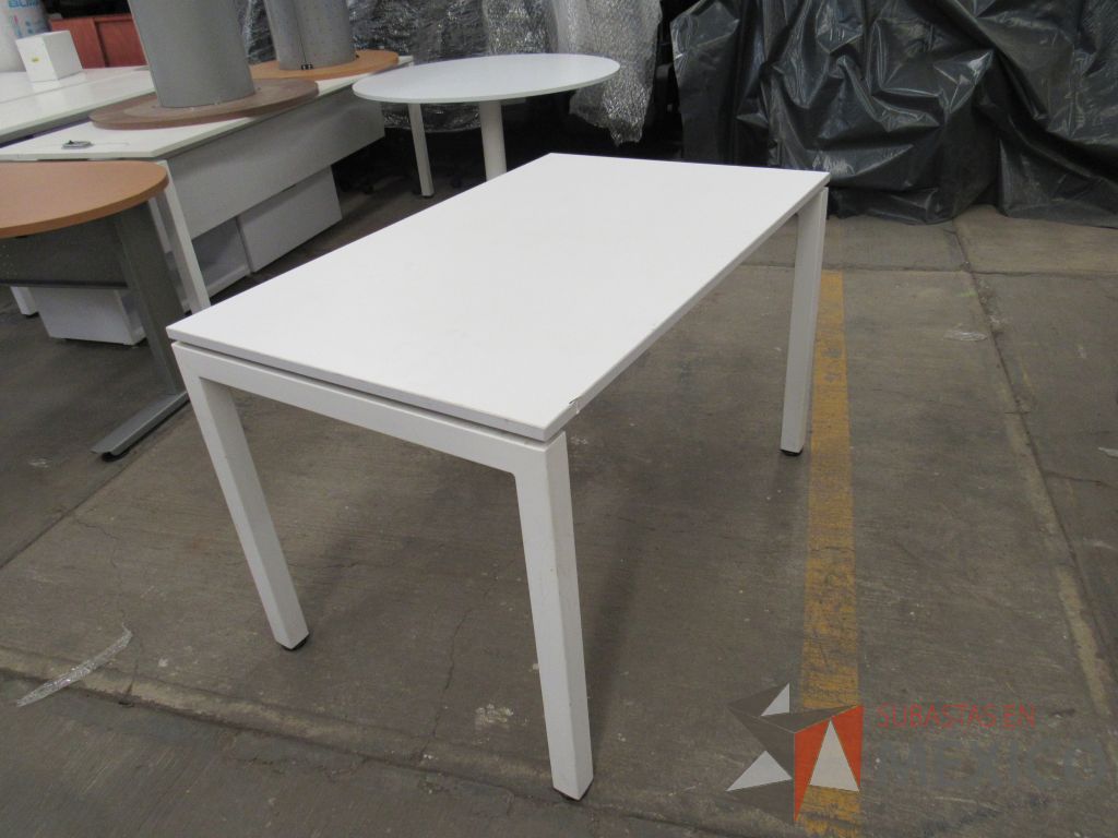 Lote 045 - Mesa rectangular con base metálica y cubierta color blanco - Imagen 3