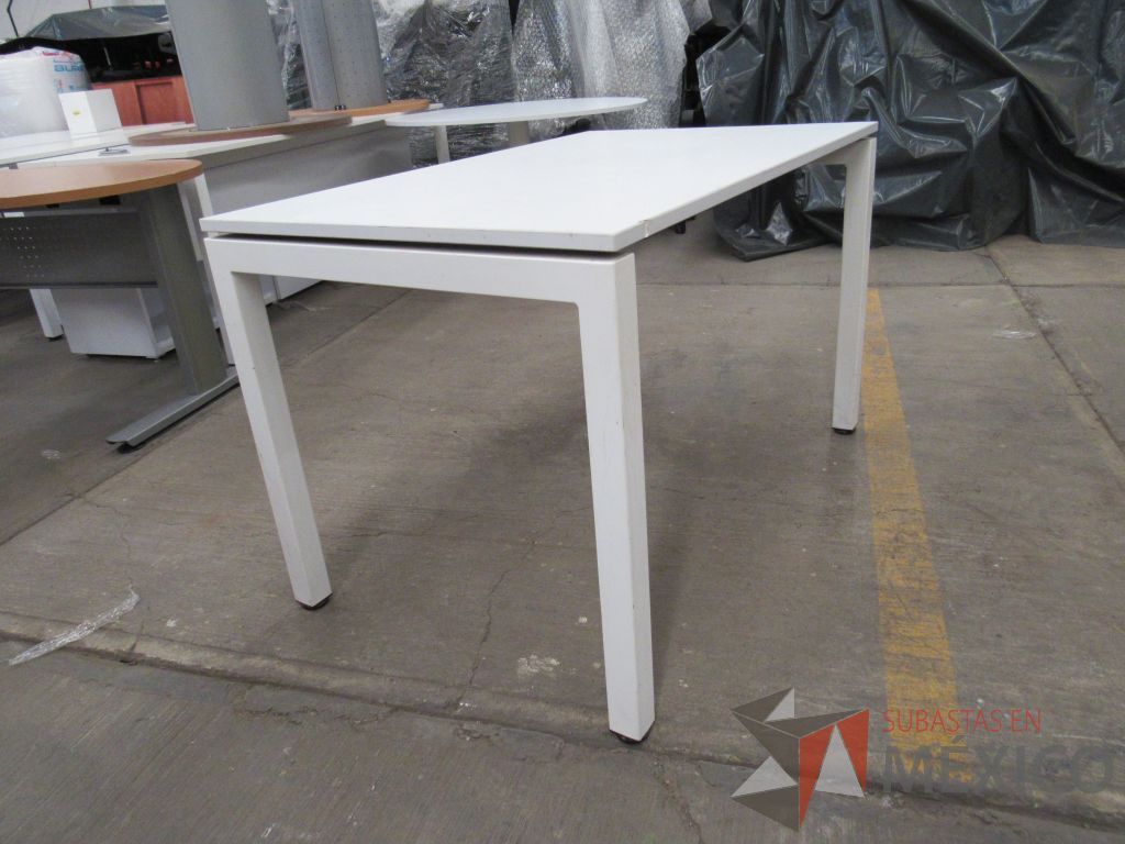 Lote 045 - Mesa rectangular con base metálica y cubierta color blanco - Imagen 4