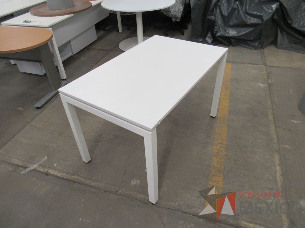 Lote 045 - Mesa rectangular con base metálica y cubierta color blanco - Imagen 5