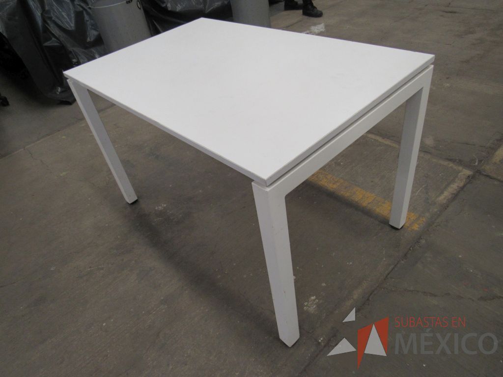 Lote 045 - Mesa rectangular con base metálica y cubierta color blanco - Imagen 6