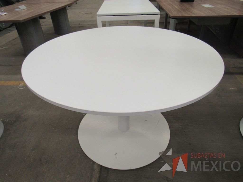 Lote 078 - Mesa de trabajo circular para 4 personas con base metálica y cubierta color blanco