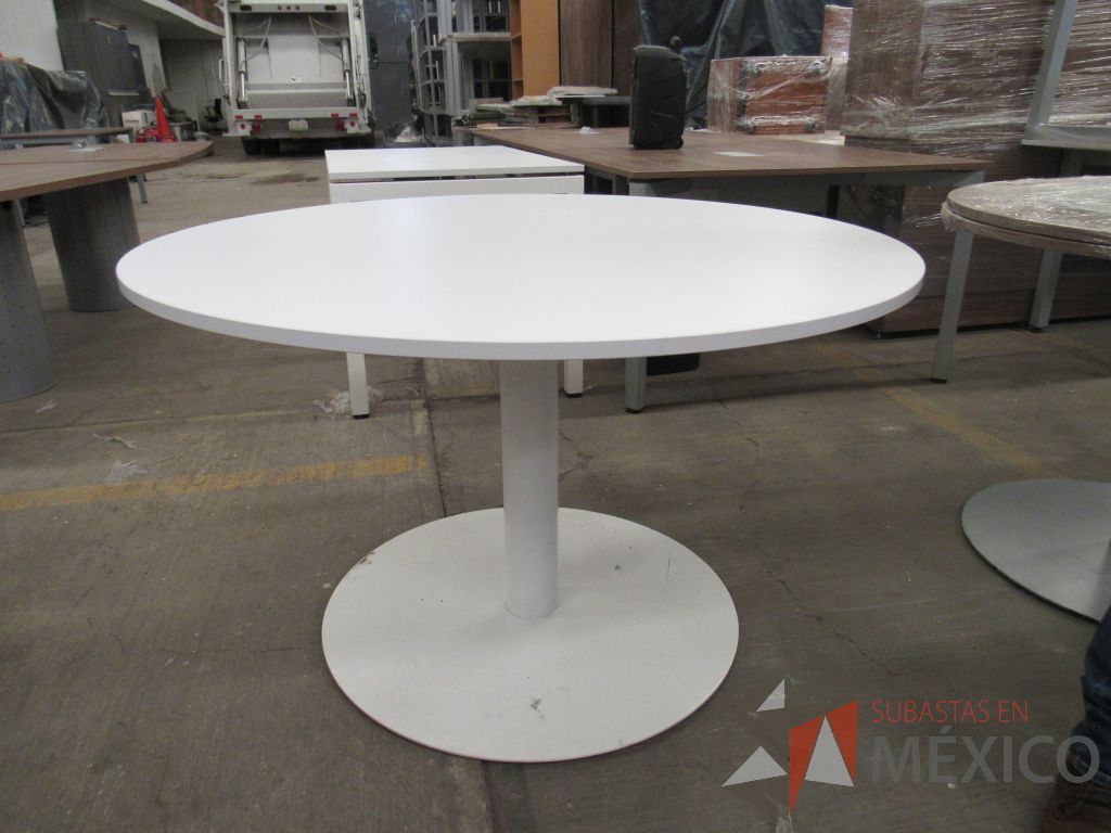 Lote 078 - Mesa de trabajo circular para 4 personas con base metálica y cubierta color blanco - Imagen 2