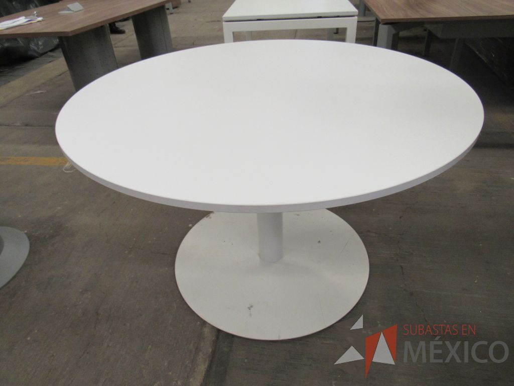 Lote 078 - Mesa de trabajo circular para 4 personas con base metálica y cubierta color blanco - Imagen 3