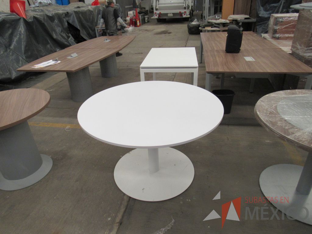 Lote 078 - Mesa de trabajo circular para 4 personas con base metálica y cubierta color blanco - Imagen 4