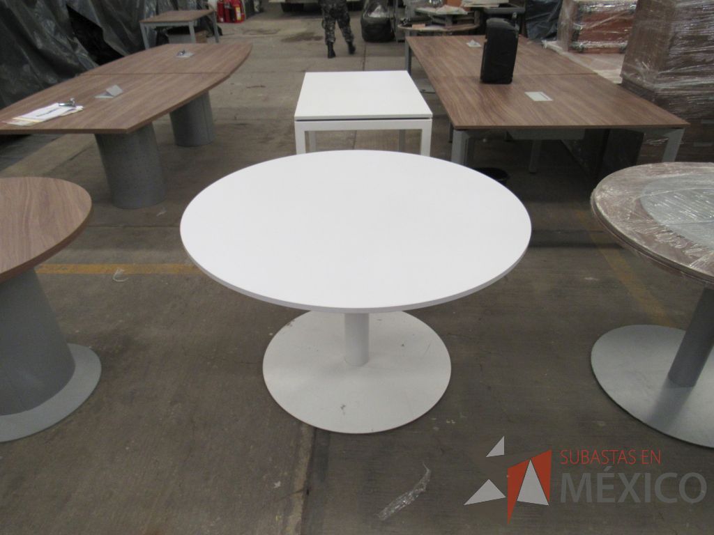 Lote 078 - Mesa de trabajo circular para 4 personas con base metálica y cubierta color blanco - Imagen 5