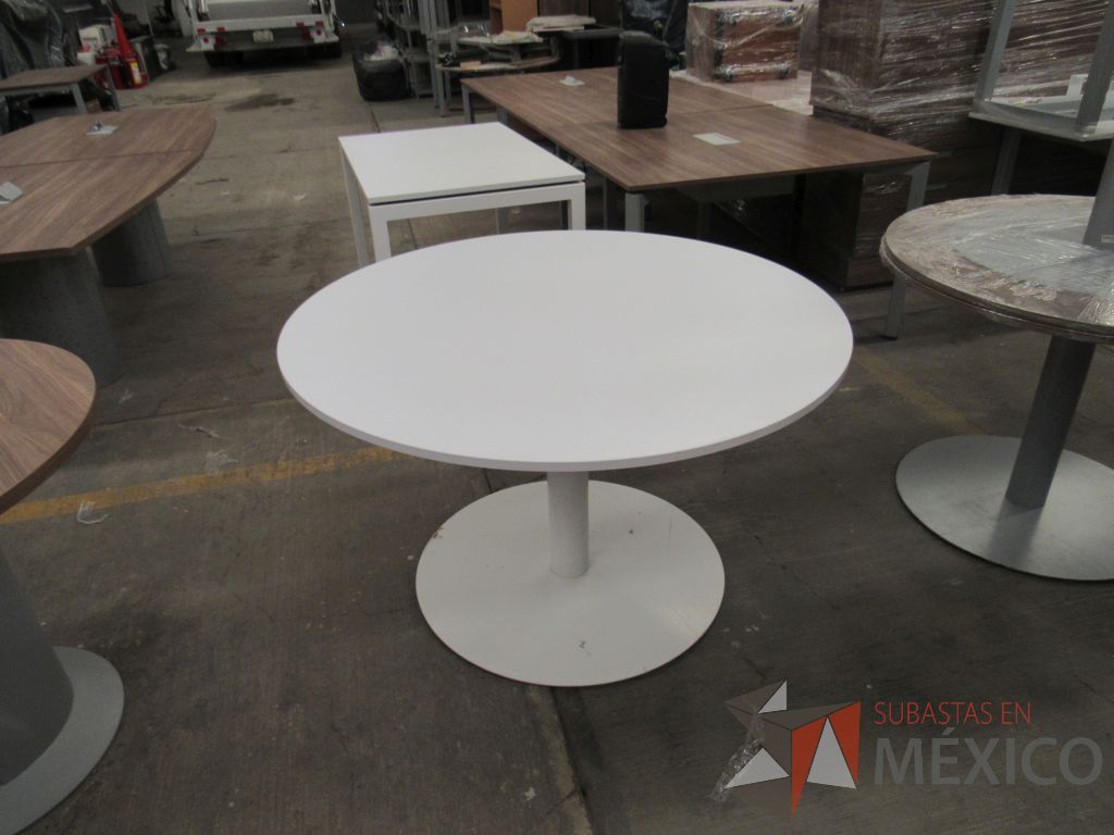 Lote 078 - Mesa de trabajo circular para 4 personas con base metálica y cubierta color blanco - Imagen 6