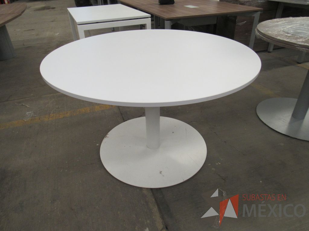 Lote 078 - Mesa de trabajo circular para 4 personas con base metálica y cubierta color blanco - Imagen 8