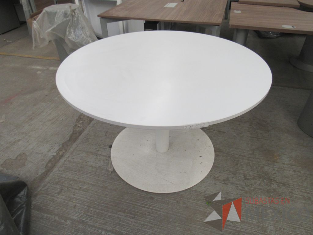 Lote 078 - Mesa de trabajo circular para 4 personas con base metálica y cubierta color blanco - Imagen 11