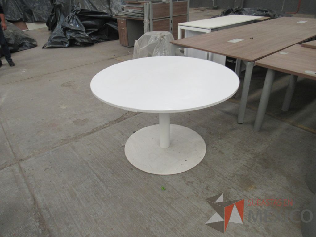 Lote 078 - Mesa de trabajo circular para 4 personas con base metálica y cubierta color blanco - Imagen 12