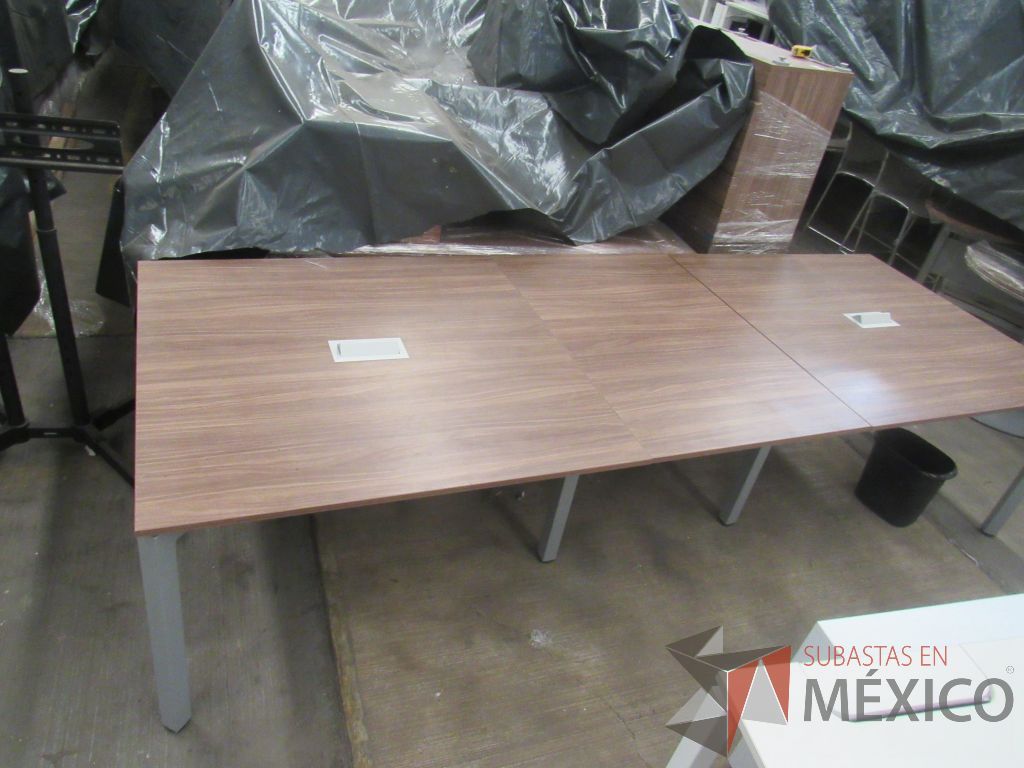 Lote 022 - Mesa de sala de juntas para 10 personas con base metálica y cubierta color café en 3 pieza - Imagen 6
