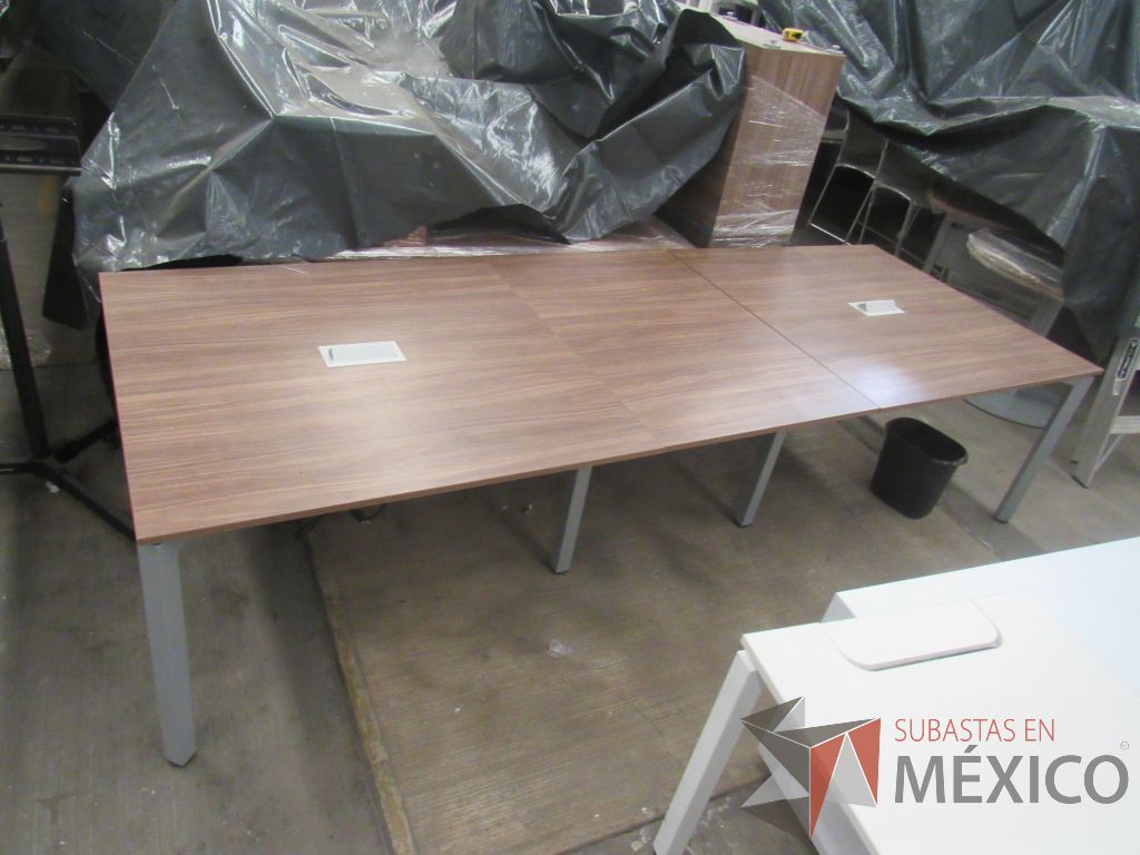 Lote 022 - Mesa de sala de juntas para 10 personas con base metálica y cubierta color café en 3 pieza - Imagen 7