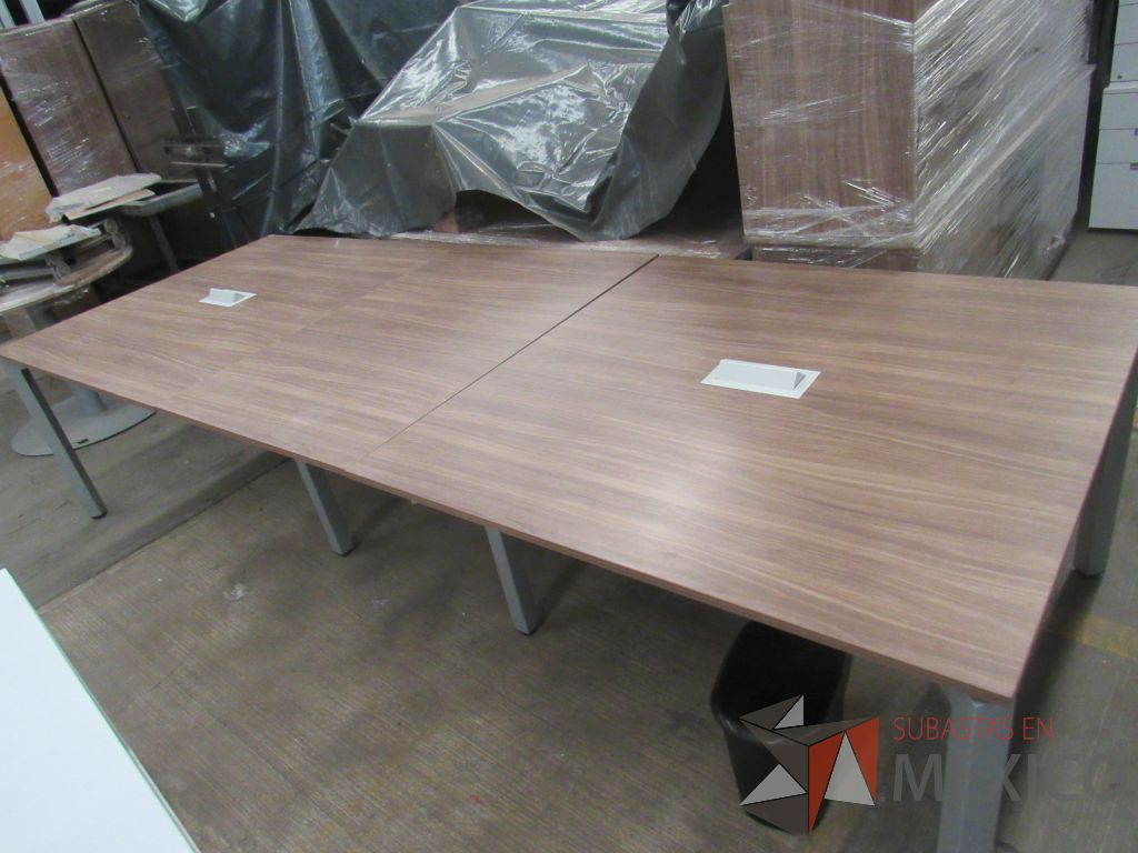 Lote 022 - Mesa de sala de juntas para 10 personas con base metálica y cubierta color café en 3 pieza - Imagen 13
