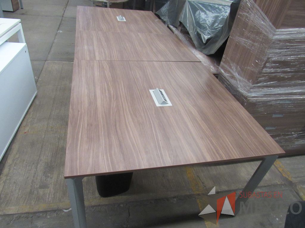 Lote 022 - Mesa de sala de juntas para 10 personas con base metálica y cubierta color café en 3 pieza - Imagen 14