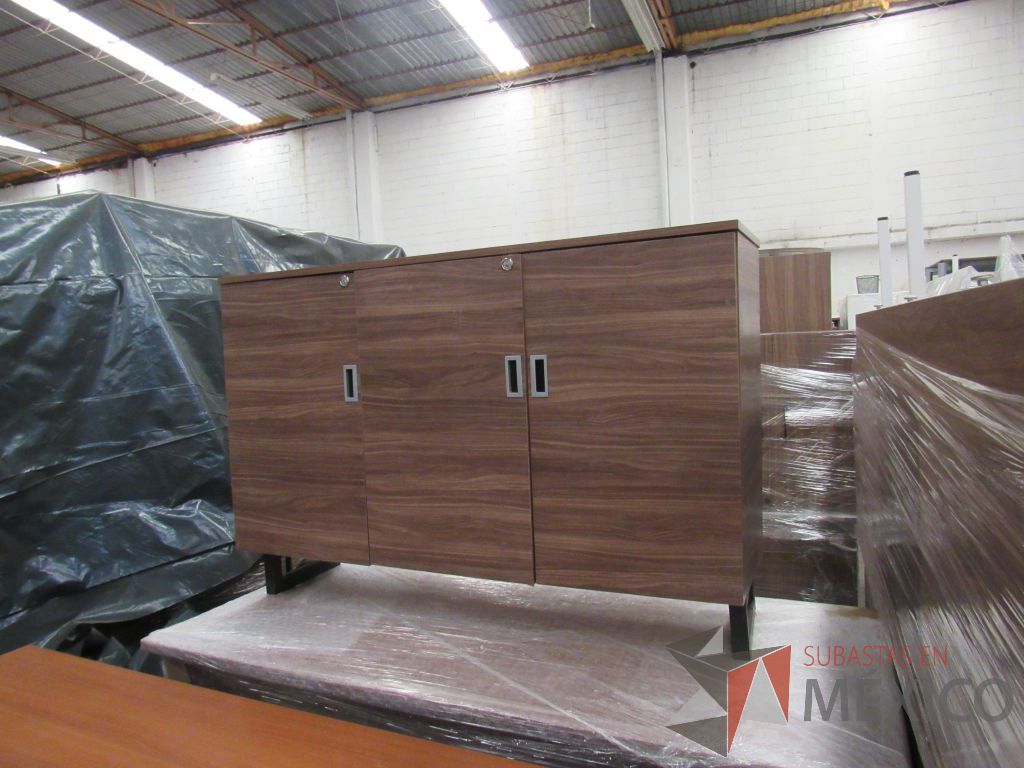 Lote 049 - Credenza de 3 puertas tipo madera color café