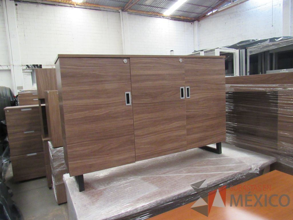 Lote 049 - Credenza de 3 puertas tipo madera color café - Imagen 2