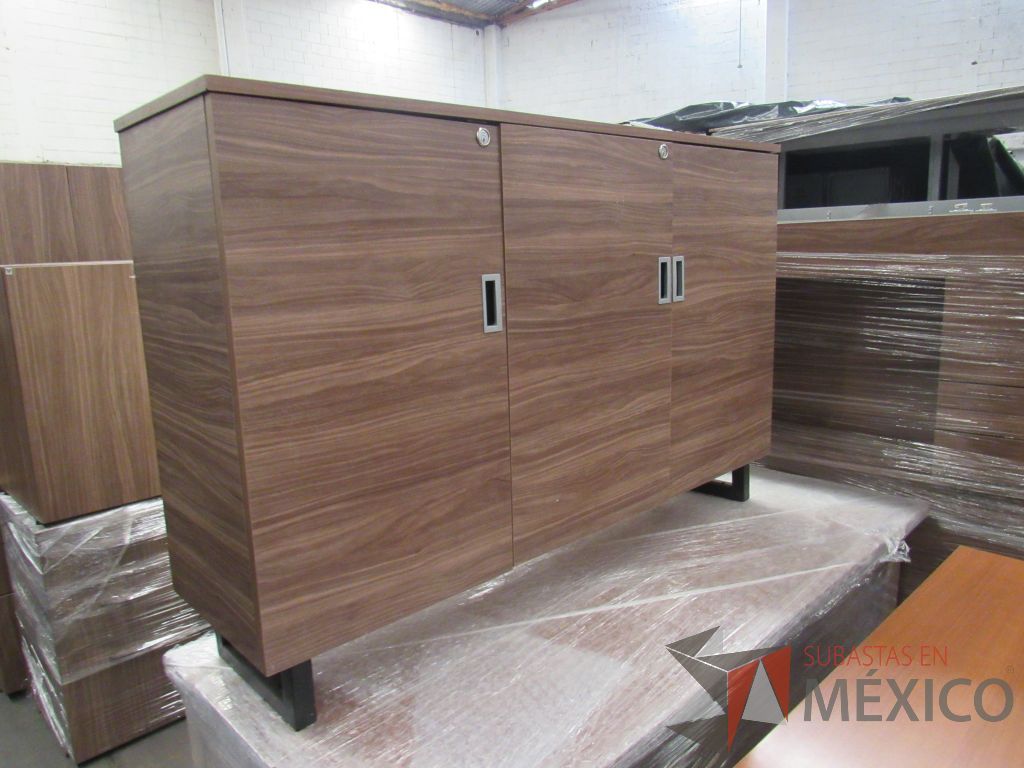 Lote 049 - Credenza de 3 puertas tipo madera color café - Imagen 3