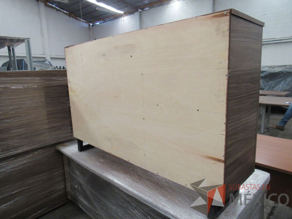 Lote 049 - Credenza de 3 puertas tipo madera color café - Imagen 4