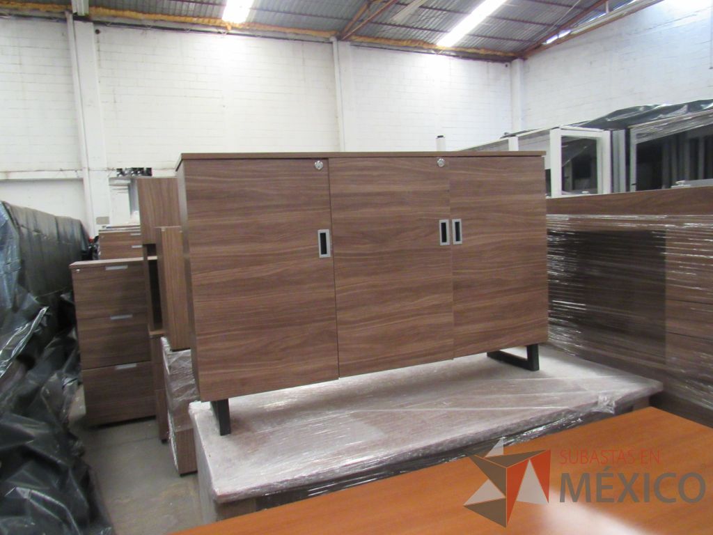 Lote 049 - Credenza de 3 puertas tipo madera color café - Imagen 5