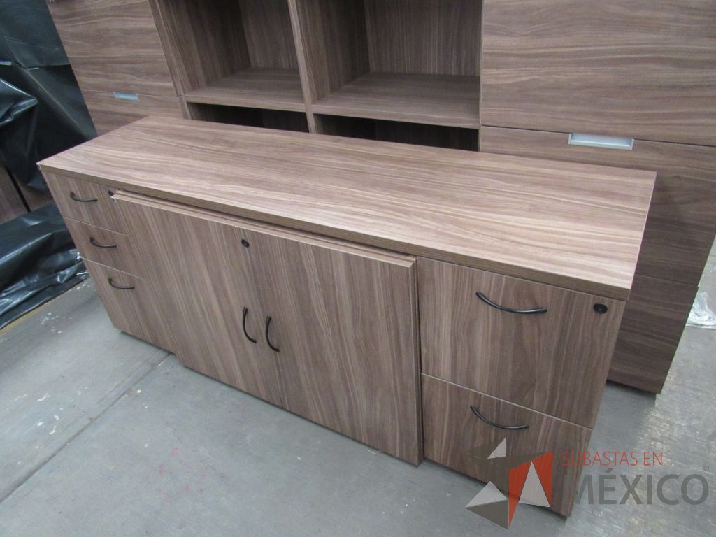 Lote 053 - Credenza de 5 cajones y 2 puertas tipo madera color café