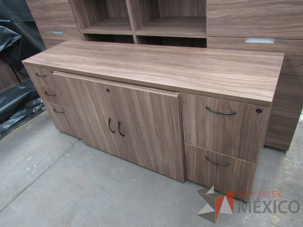 Lote 053 - Credenza de 5 cajones y 2 puertas tipo madera color café - Imagen 2