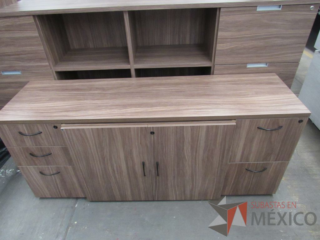 Lote 053 - Credenza de 5 cajones y 2 puertas tipo madera color café - Imagen 3