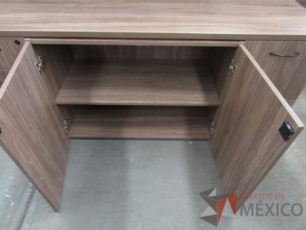 Lote 053 - Credenza de 5 cajones y 2 puertas tipo madera color café - Imagen 4