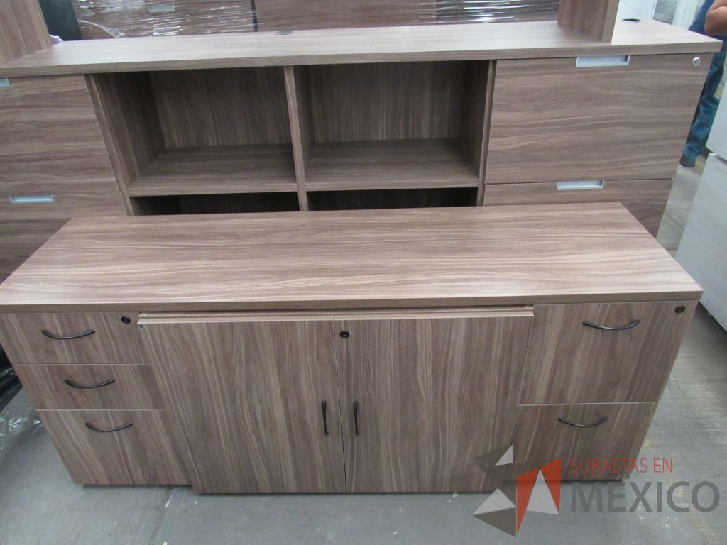 Lote 053 - Credenza de 5 cajones y 2 puertas tipo madera color café - Imagen 5