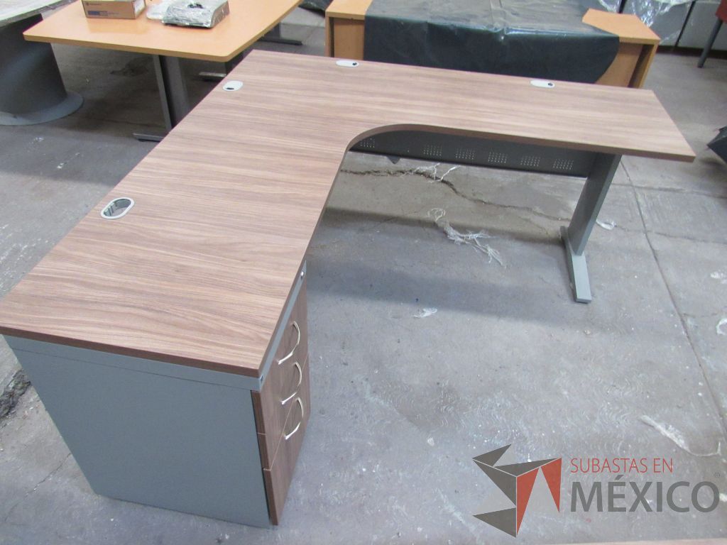 Lote 101 - Escritorio en herradura con base metálica, archivero de pedestal de 3 cajones y cubierta color café con terminación rectangular - Imagen 9