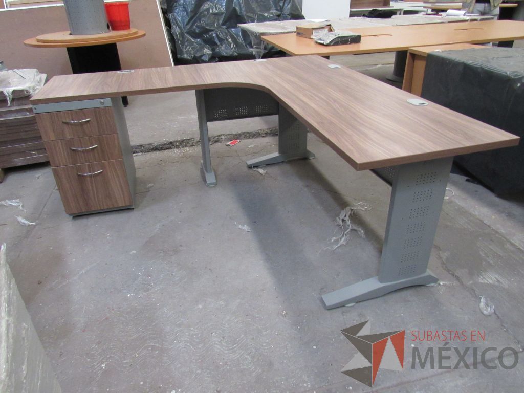 Lote 101 - Escritorio en herradura con base metálica, archivero de pedestal de 3 cajones y cubierta color café con terminación rectangular - Imagen 7