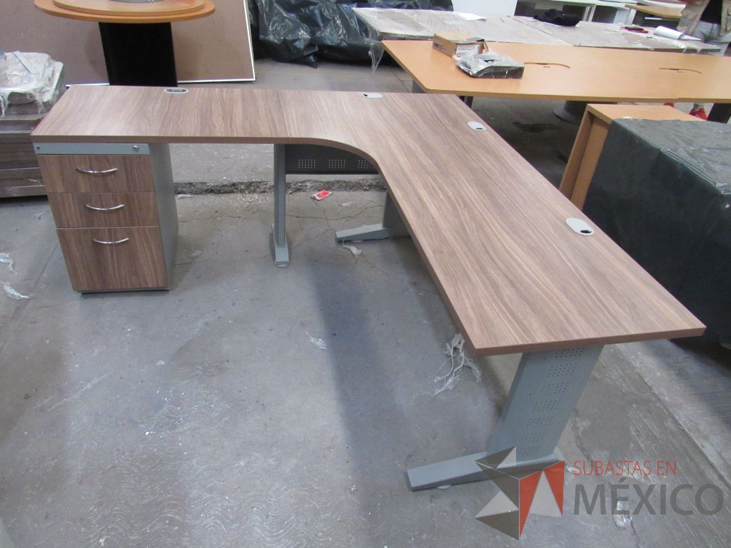 Lote 101 - Escritorio en herradura con base metálica, archivero de pedestal de 3 cajones y cubierta color café con terminación rectangular - Imagen 6