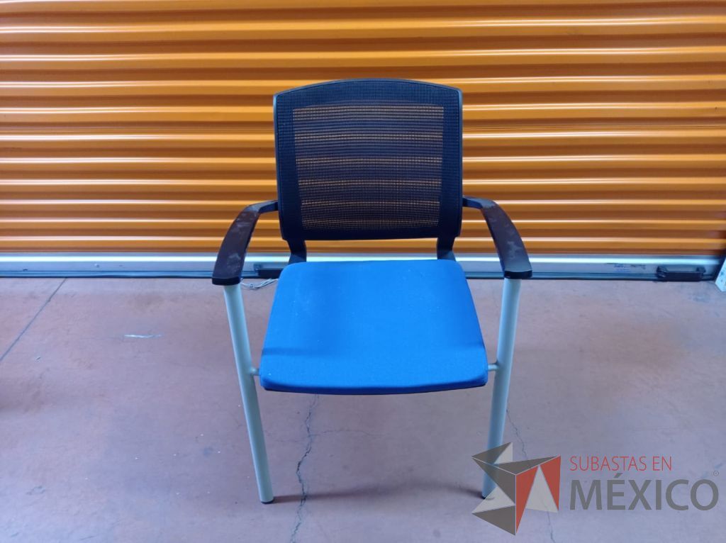 Lote 051 - 4 silla de visita con asiento azul y respaldo negro