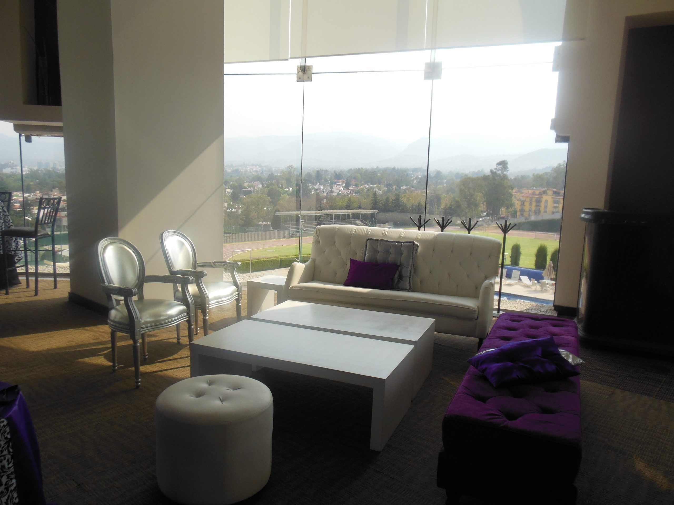 Lote 021 - Sala conformada por 2 Sillones, 1 Taburete y 3 Mesa - Imagen 2
