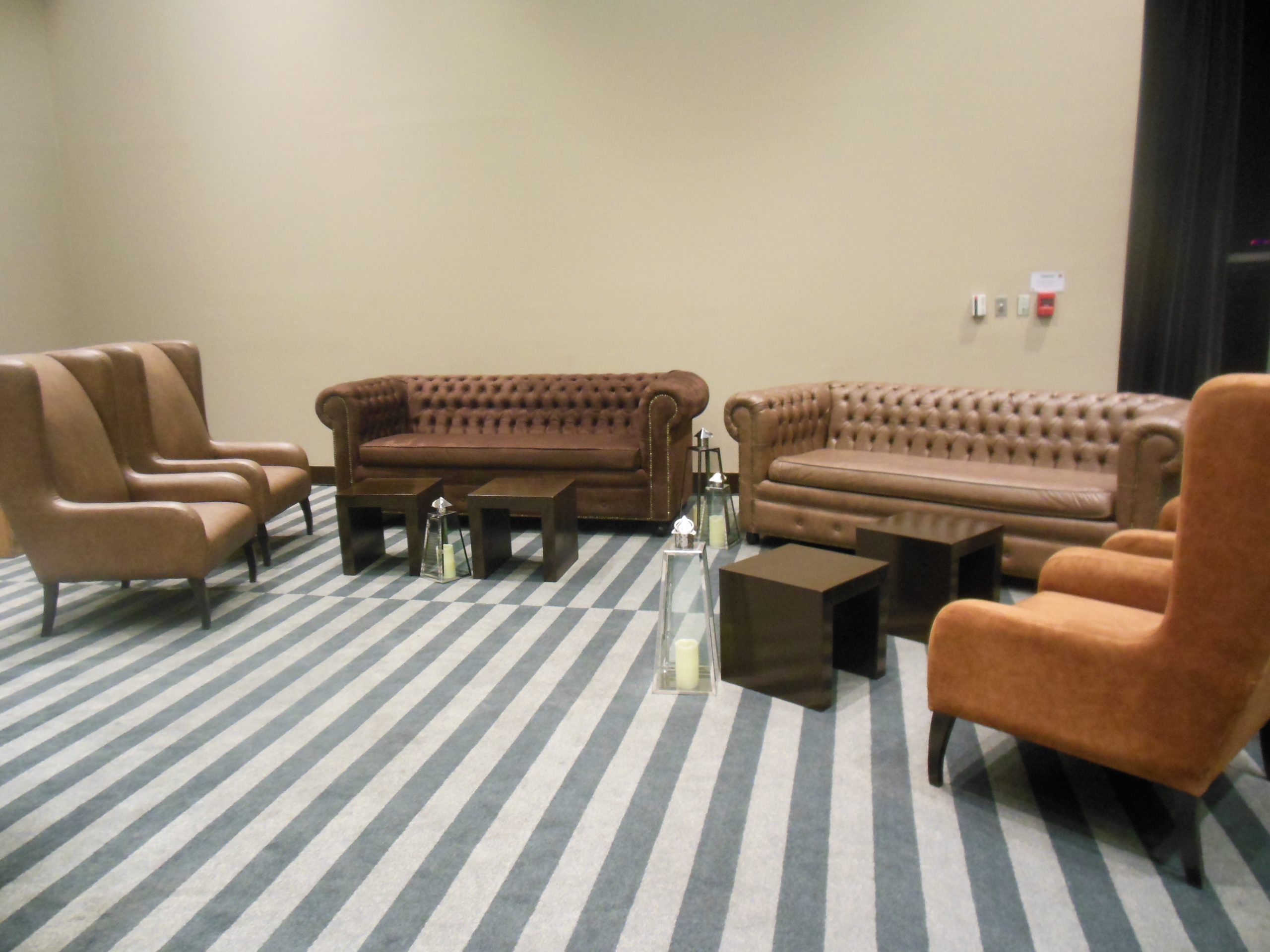 Lote 027 - Sala conformada por Mesa rectangular, 3 sillones y 2 taburetes