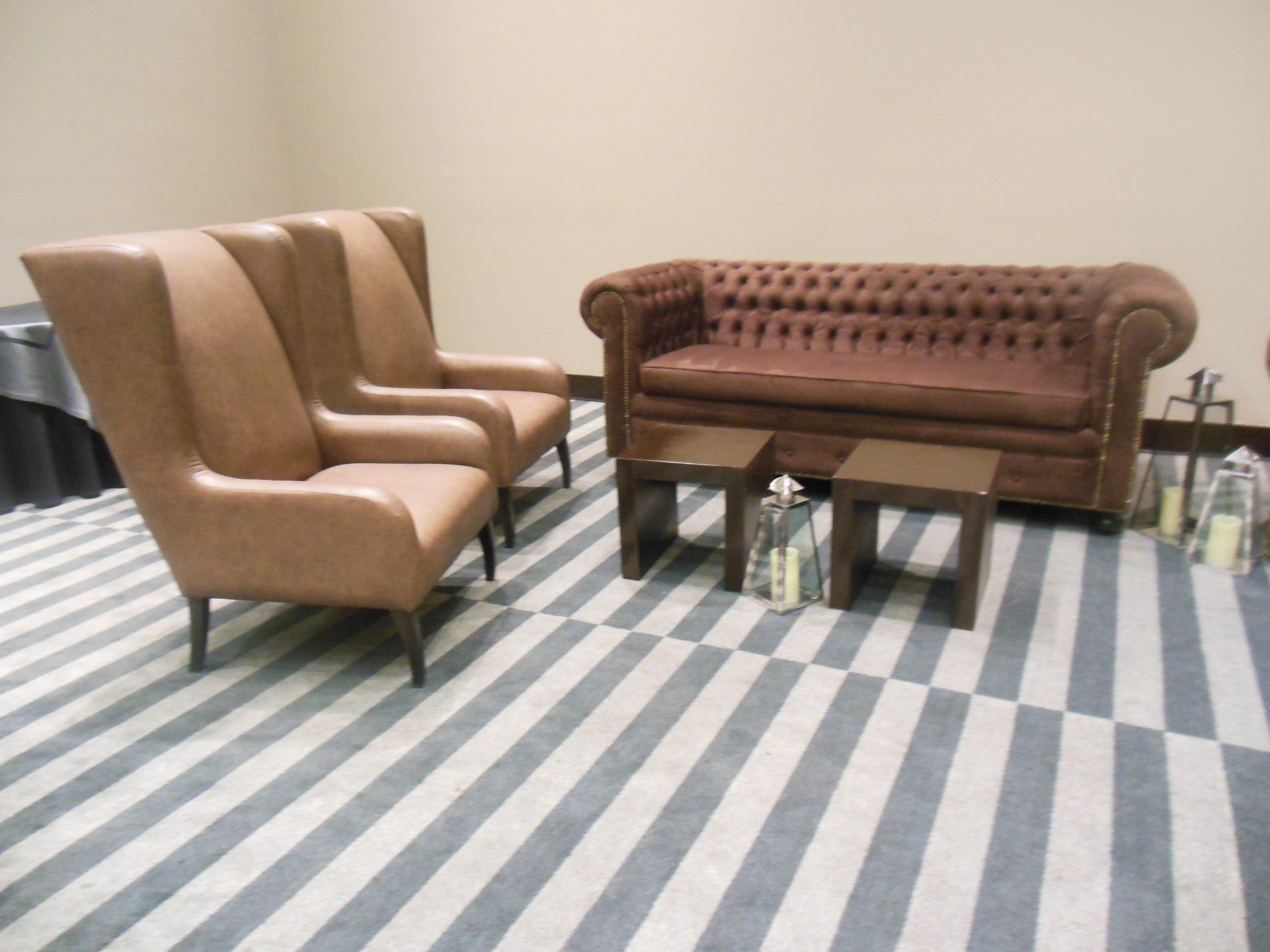Lote 027 - Sala conformada por Mesa rectangular, 3 sillones y 2 taburetes - Imagen 5
