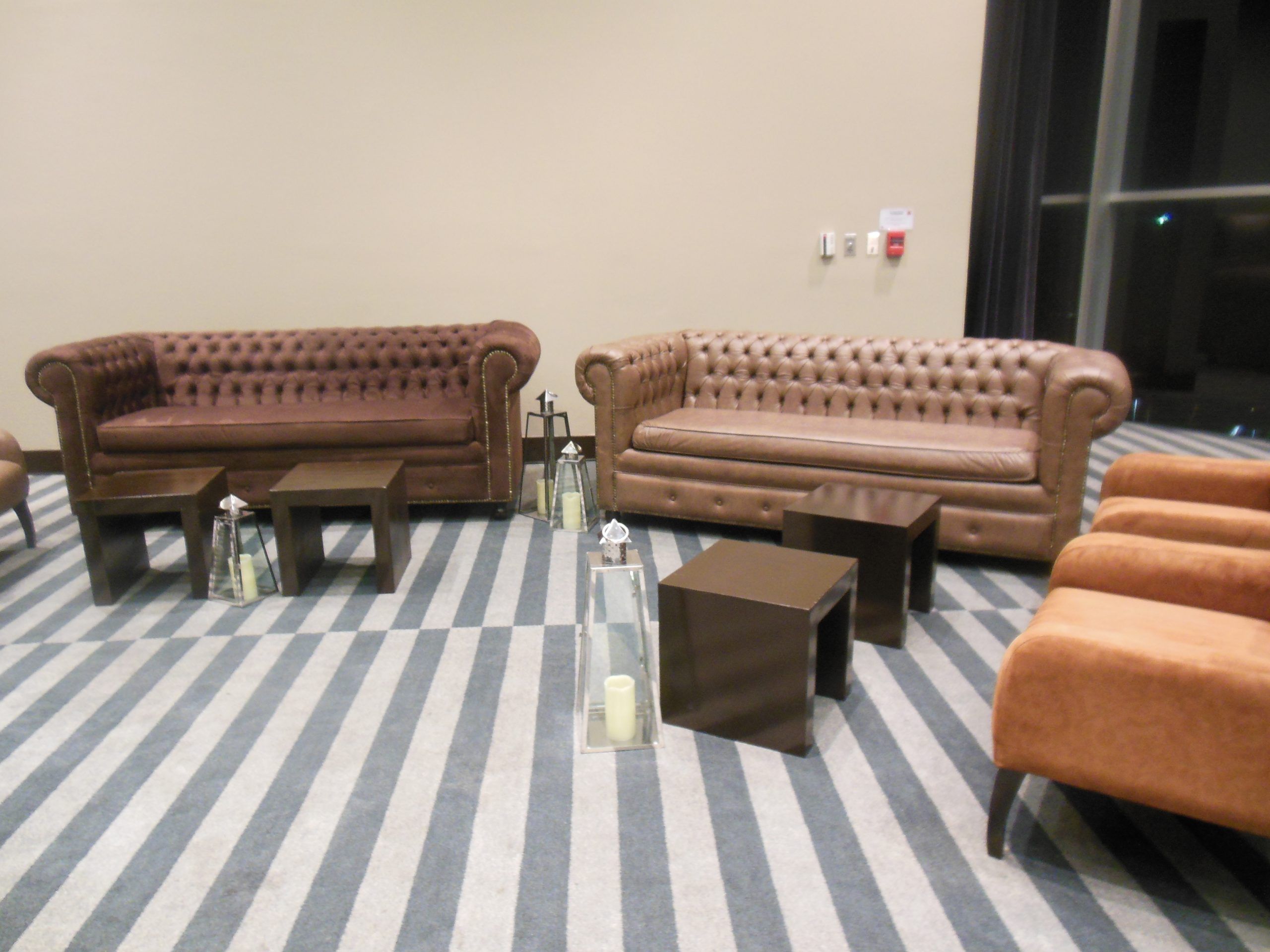 Lote 027 - Sala conformada por Mesa rectangular, 3 sillones y 2 taburetes - Imagen 6