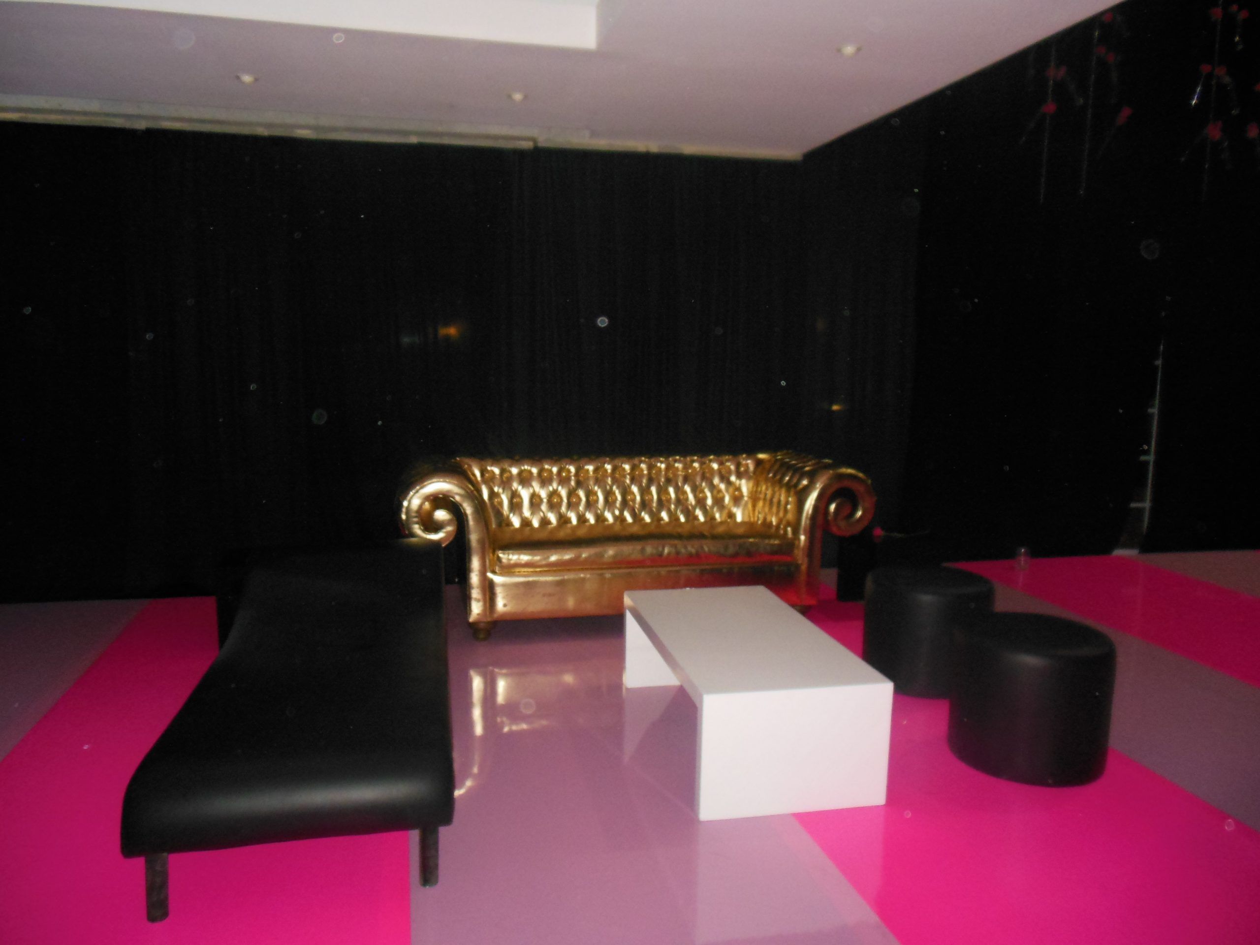 Lote 011 - Sala conformada por mesa rectangular, 1 Sillon y 4 Taburetes - Imagen 2