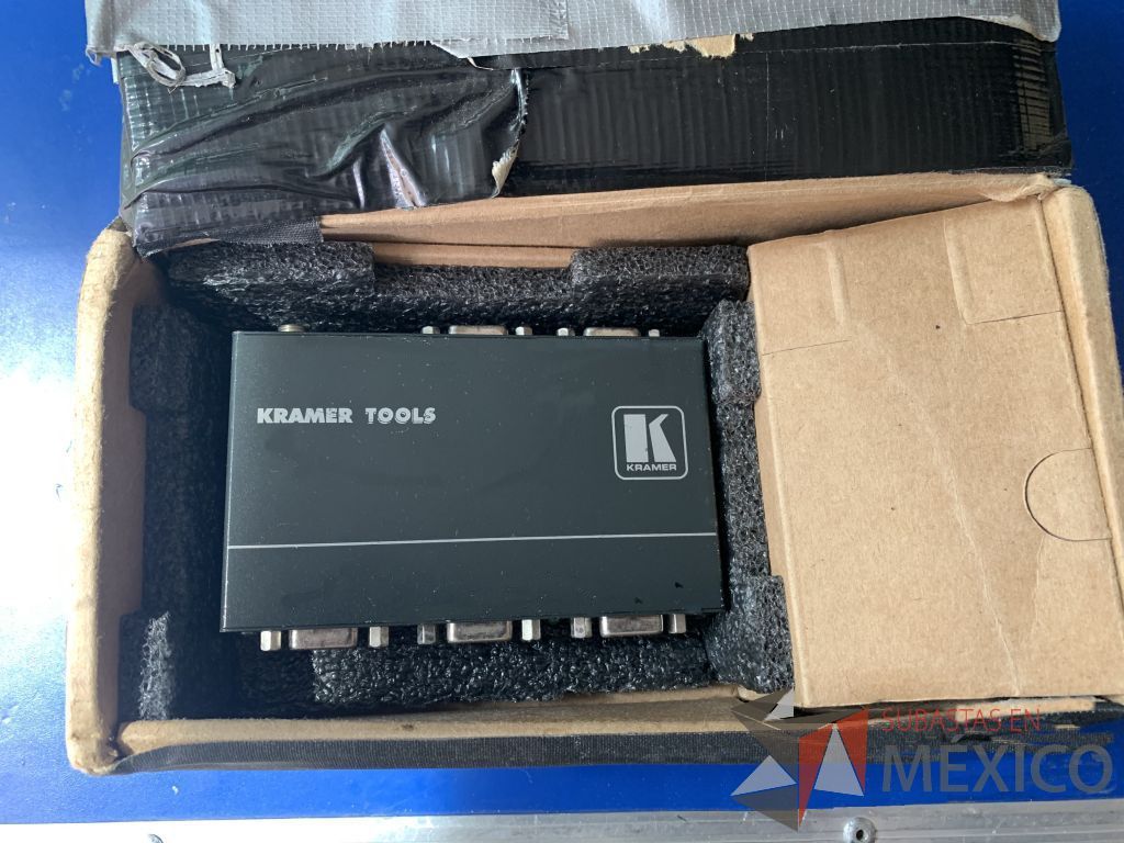 Lote 045 - 4 Distribuidores de video VGA. Incluye 4 cable VGA marca Kramer de 30m - Imagen 2