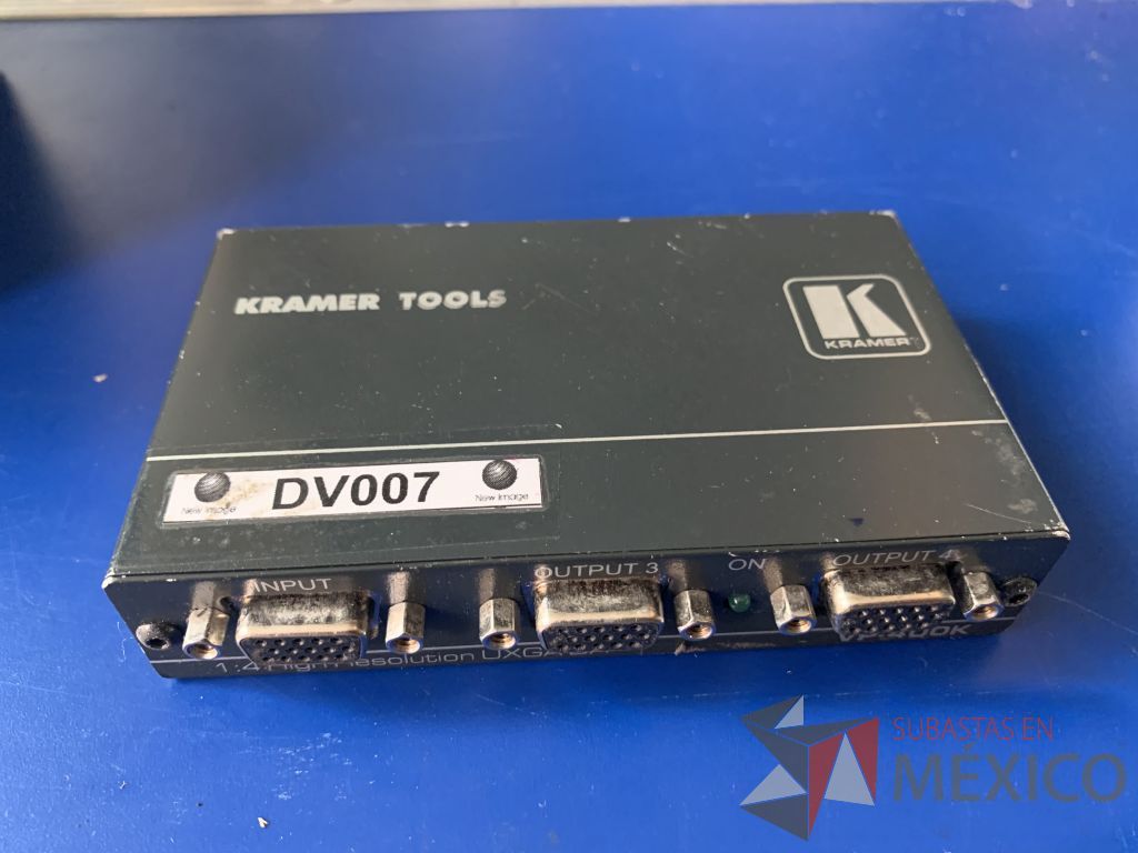 Lote 045 - 4 Distribuidores de video VGA. Incluye 4 cable VGA marca Kramer de 30m - Imagen 11