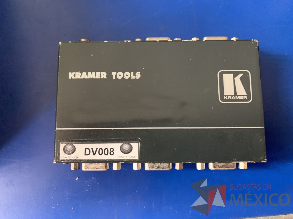 Lote 045 - 4 Distribuidores de video VGA. Incluye 4 cable VGA marca Kramer de 30m - Imagen 12