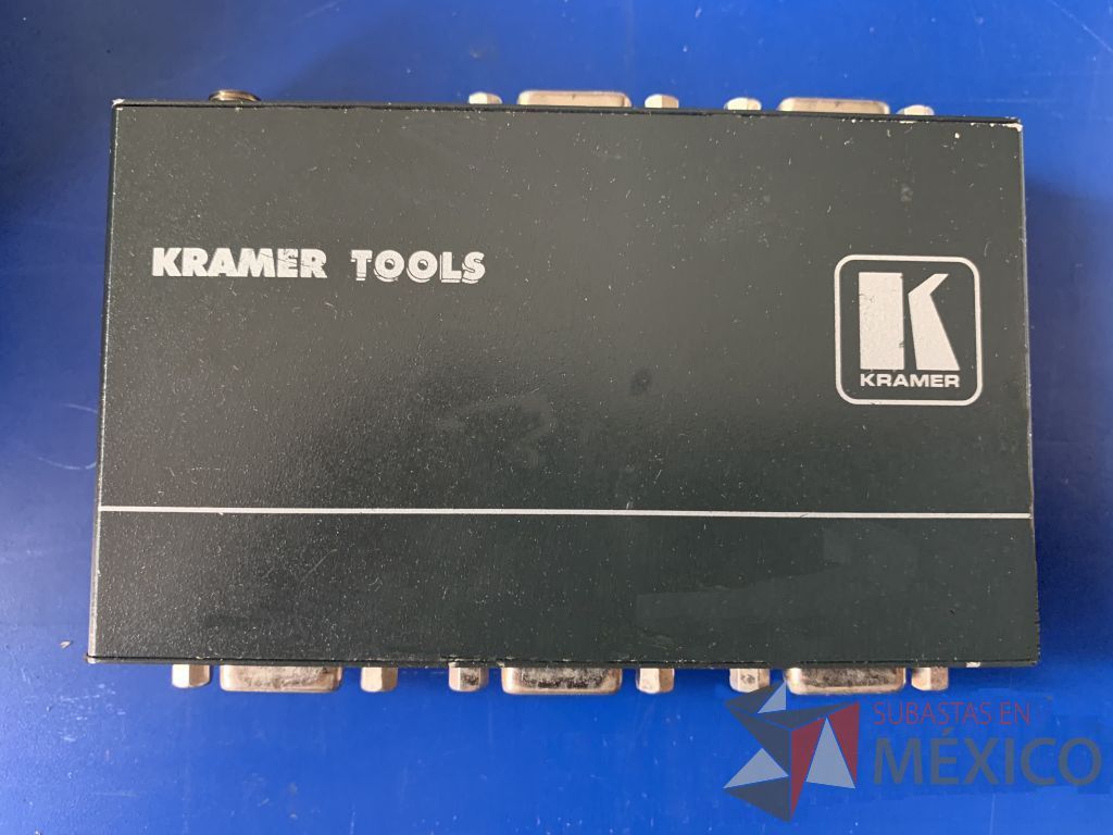 Lote 045 - 4 Distribuidores de video VGA. Incluye 4 cable VGA marca Kramer de 30m
