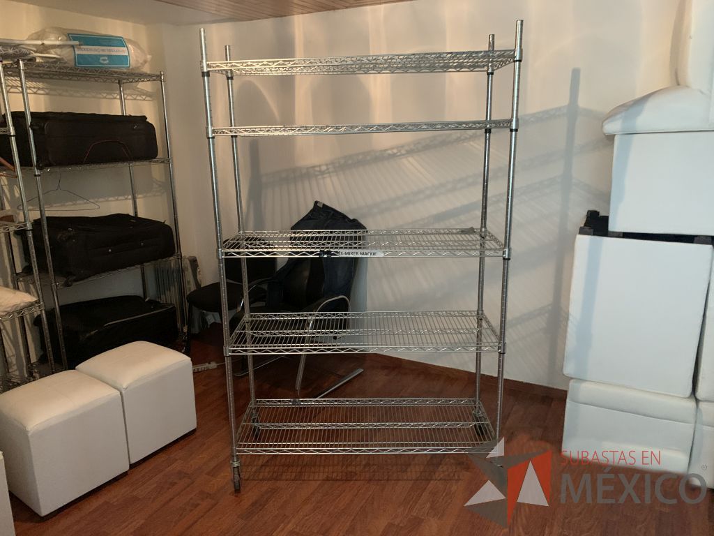 Lote 001 – 4 Estantes cromados, 3 con ruedas y 4 entrepaños cada uno