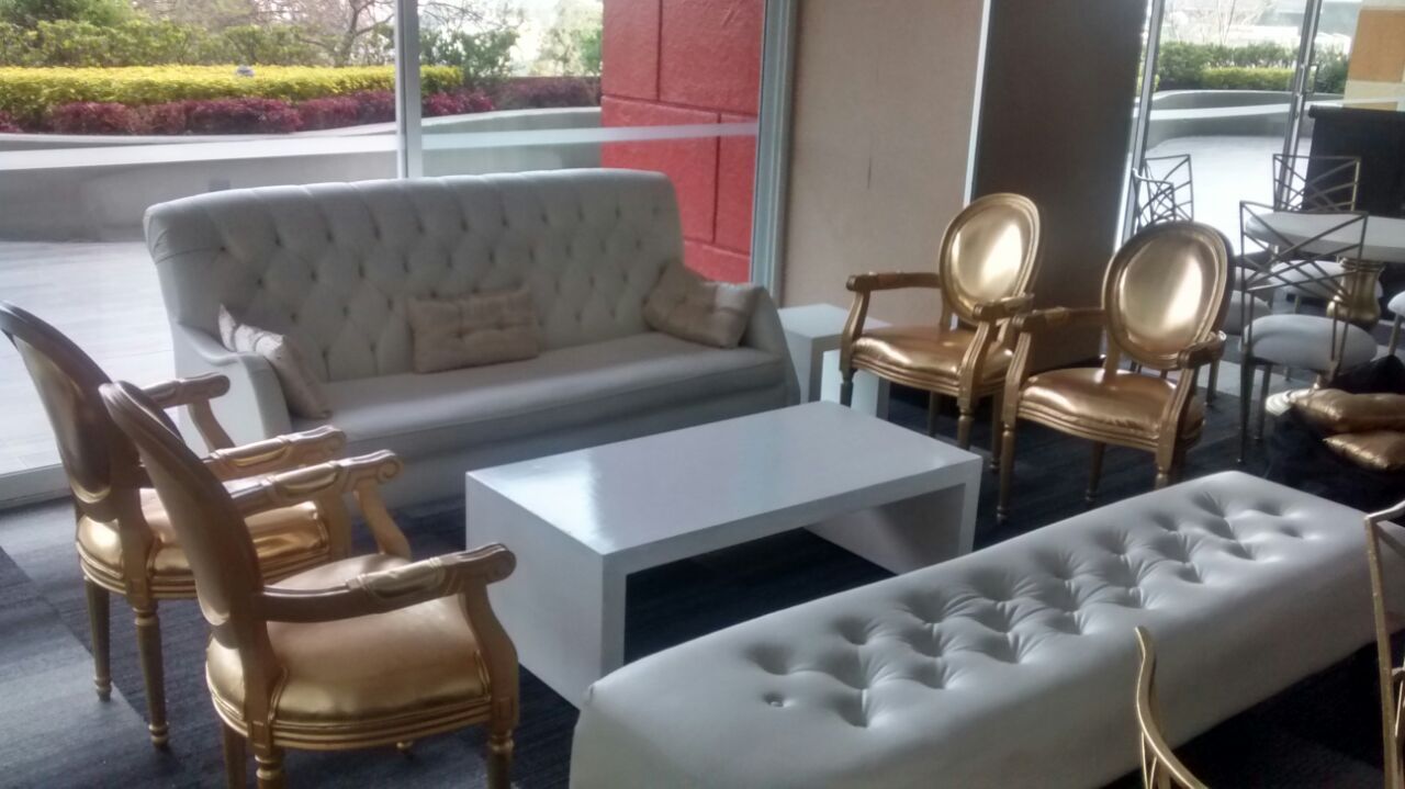 Lote 011 - Sala conformada por mesa rectangular, 1 Sillon y 4 Taburetes - Imagen 6