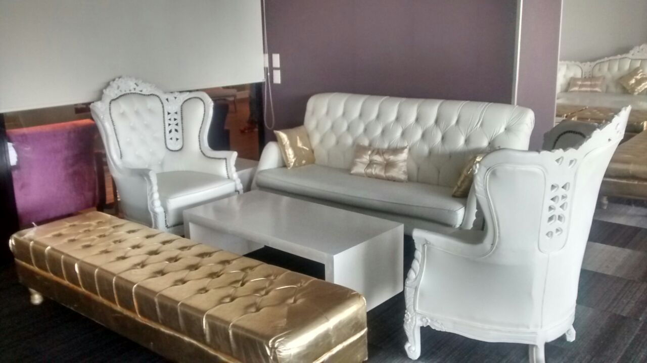 Lote 011 - Sala conformada por mesa rectangular, 1 Sillon y 4 Taburetes - Imagen 7