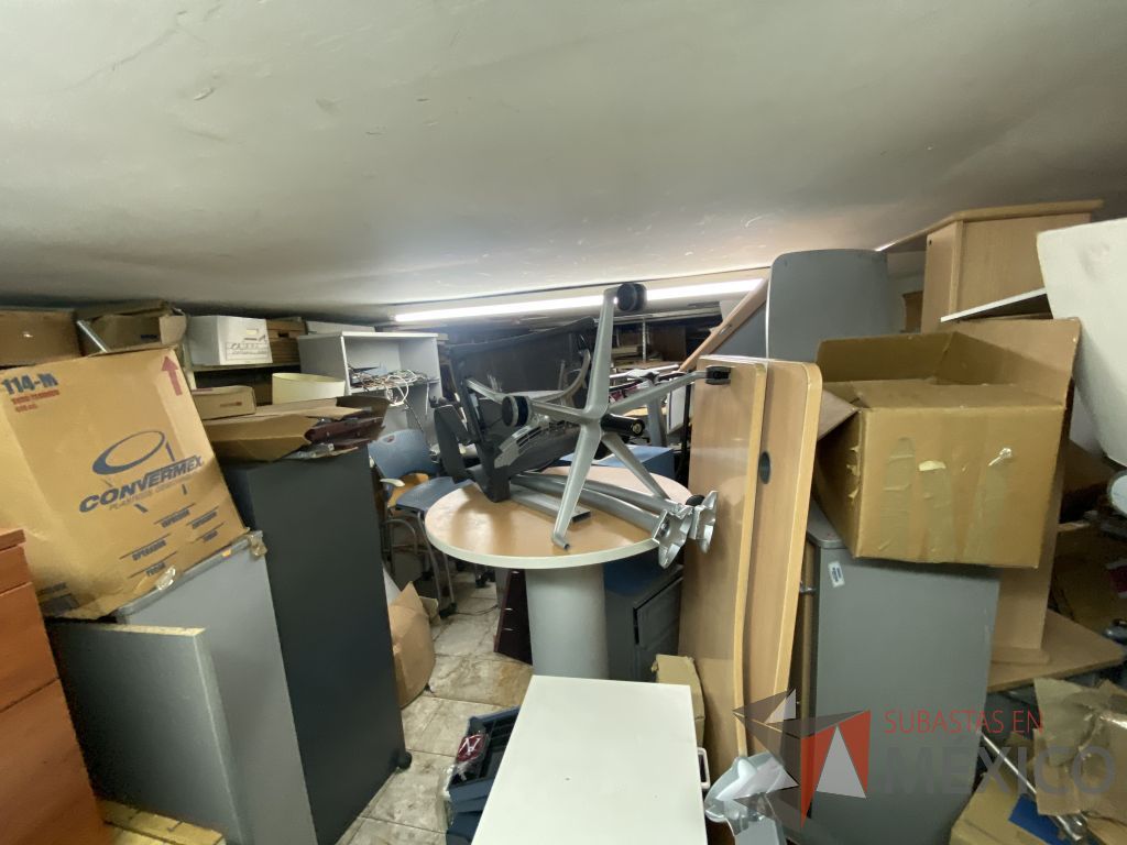 Lote 064 - 350 Mamparas y accesorios para estaciones de trabajo