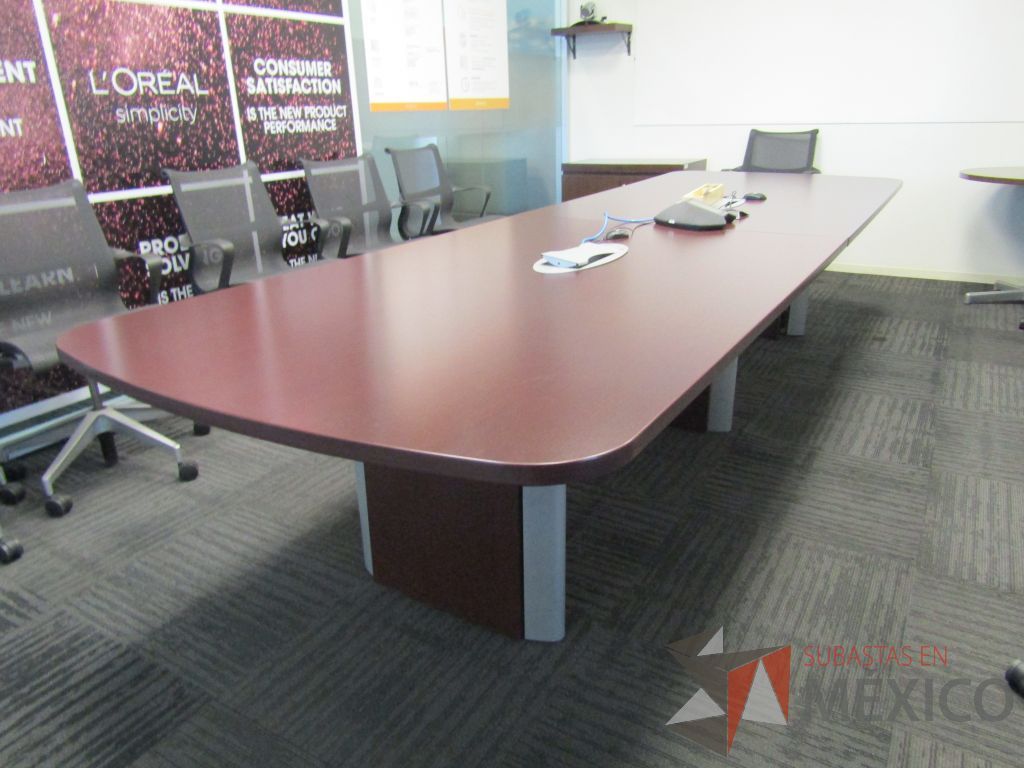 Lote 017 - Mesa de sala de juntas para 10 personas con accesorios para conexión. - Imagen 5