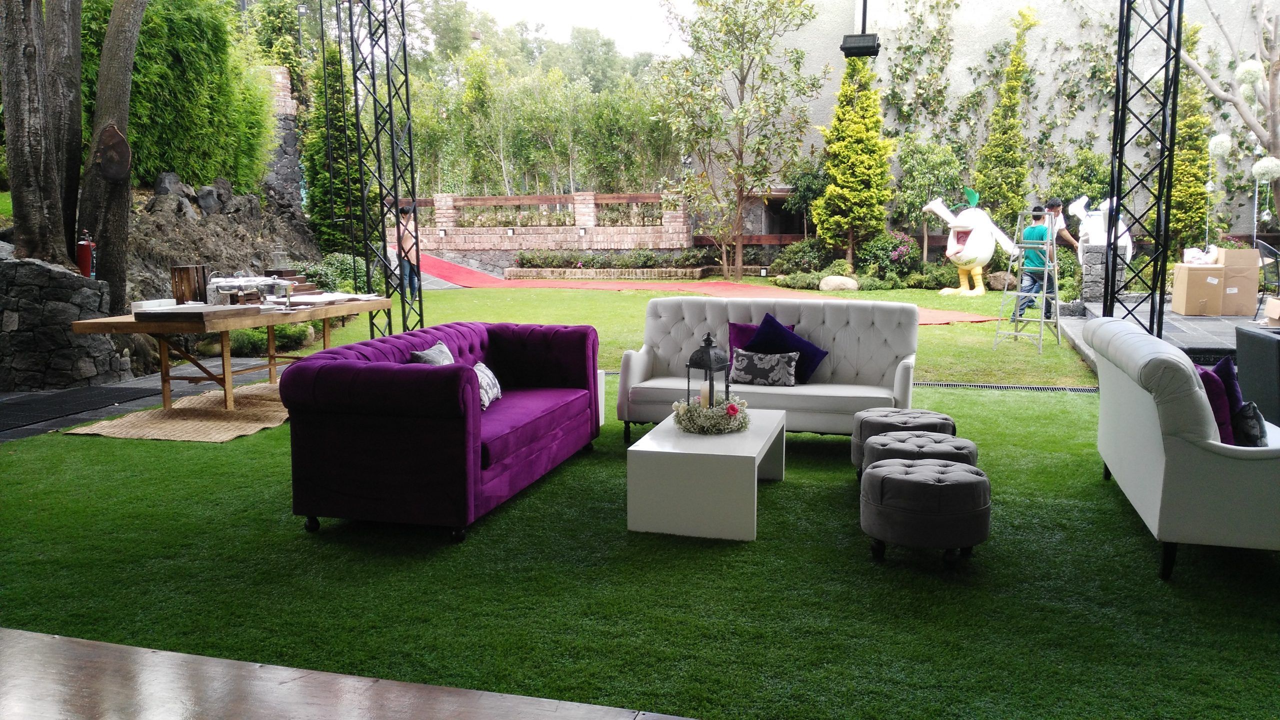 Lote 021 - Sala conformada por 2 Sillones, 1 Taburete y 3 Mesa