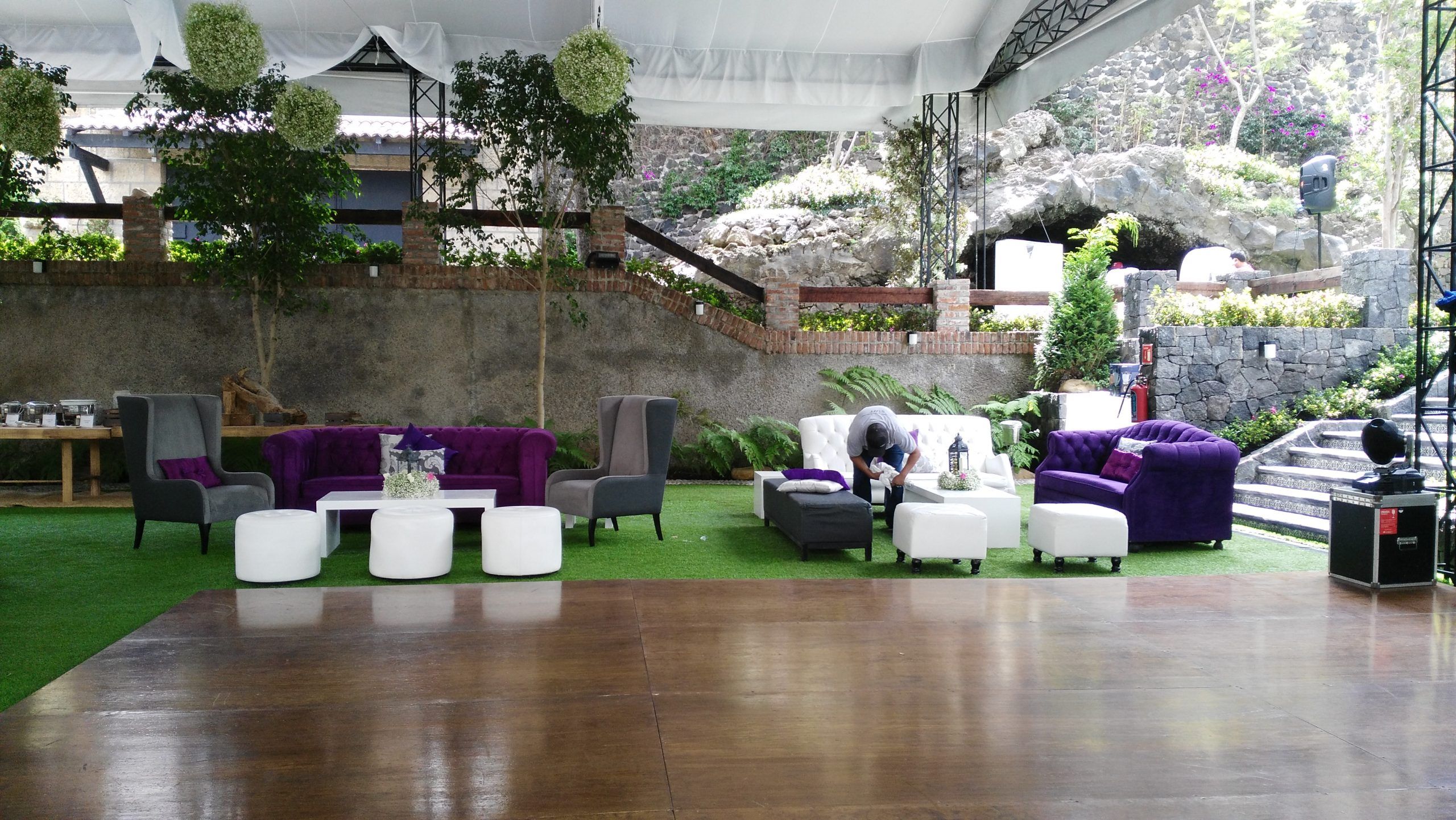 Lote 021 - Sala conformada por 2 Sillones, 1 Taburete y 3 Mesa - Imagen 5