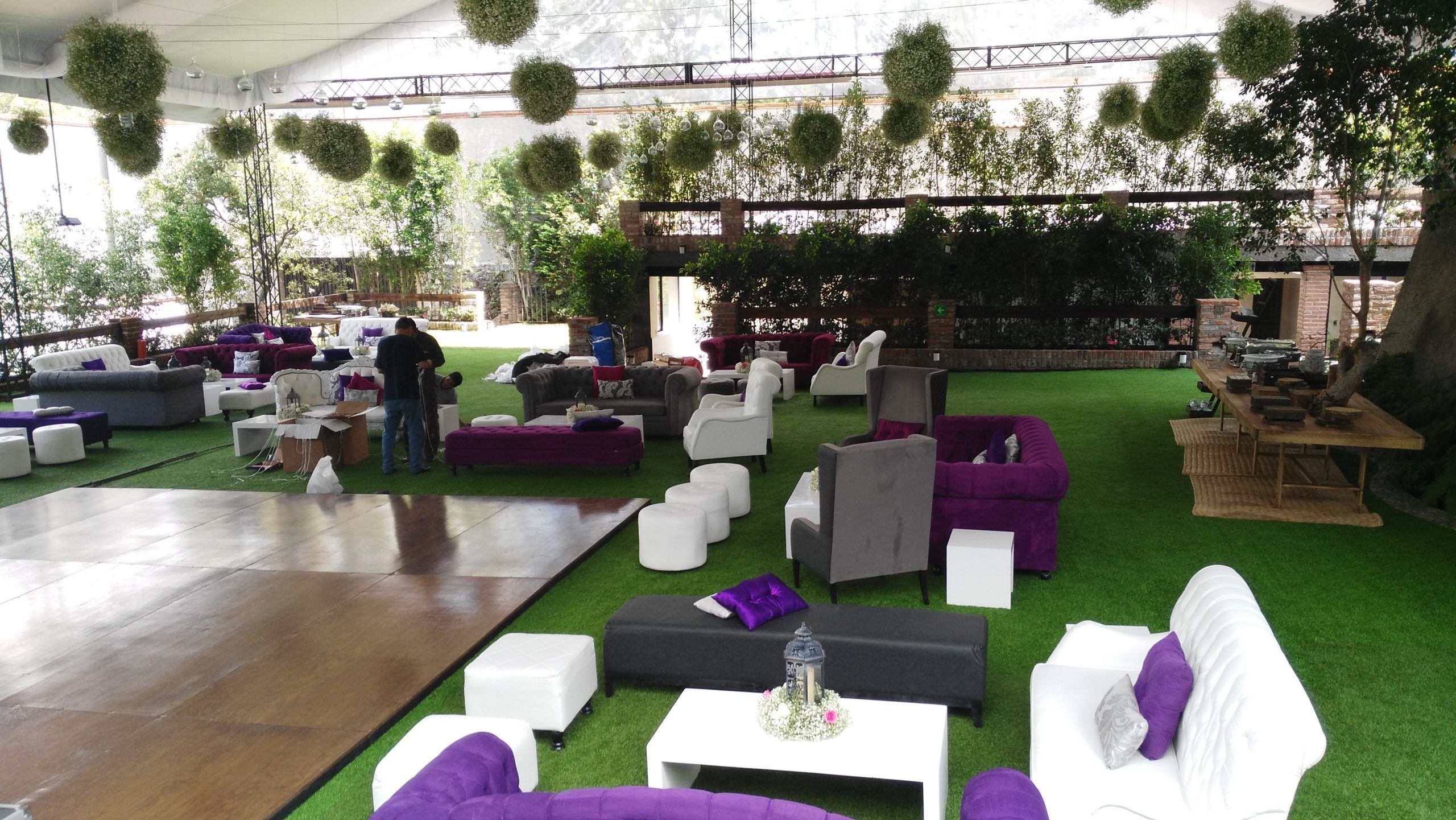 Lote 021 - Sala conformada por 2 Sillones, 1 Taburete y 3 Mesa - Imagen 6