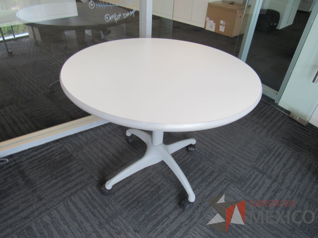 Lote 035 - Mesa de trabajo circular con estructura metálica color gris, ruedas color negro, cubierta color blanco. - Imagen 7