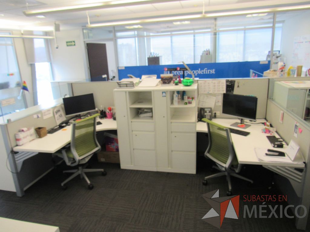 Lote 015 - Estación de trabajo para 6 personas de mampara baja con 6 gabinetes altos metálicos color blanco. - Imagen 2